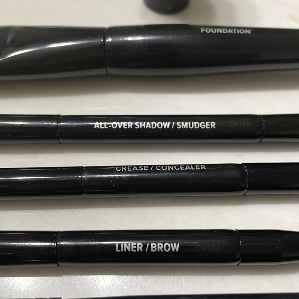 Various Makeup Brushes - Picture 2 of 3